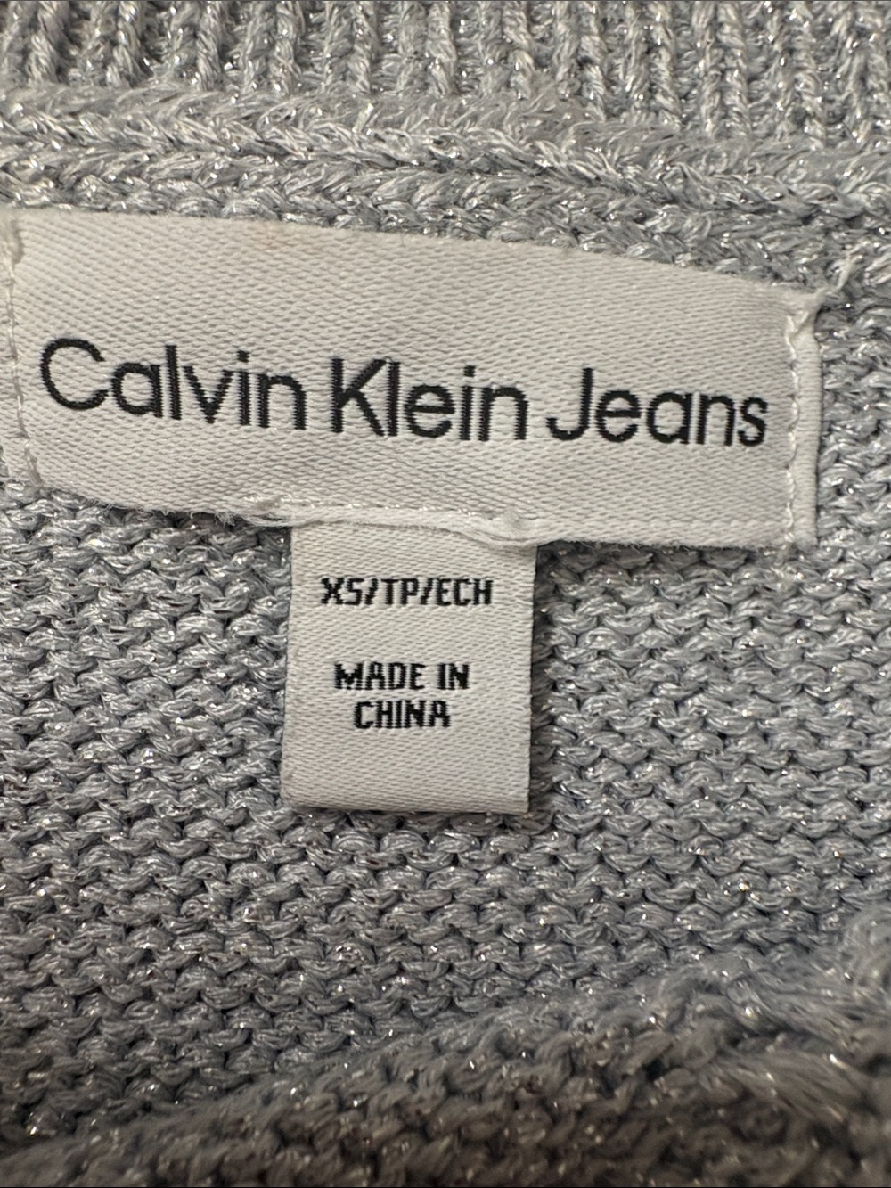 Silver Cable-Knit Sleeveless Sweater - Picture 2 of 3